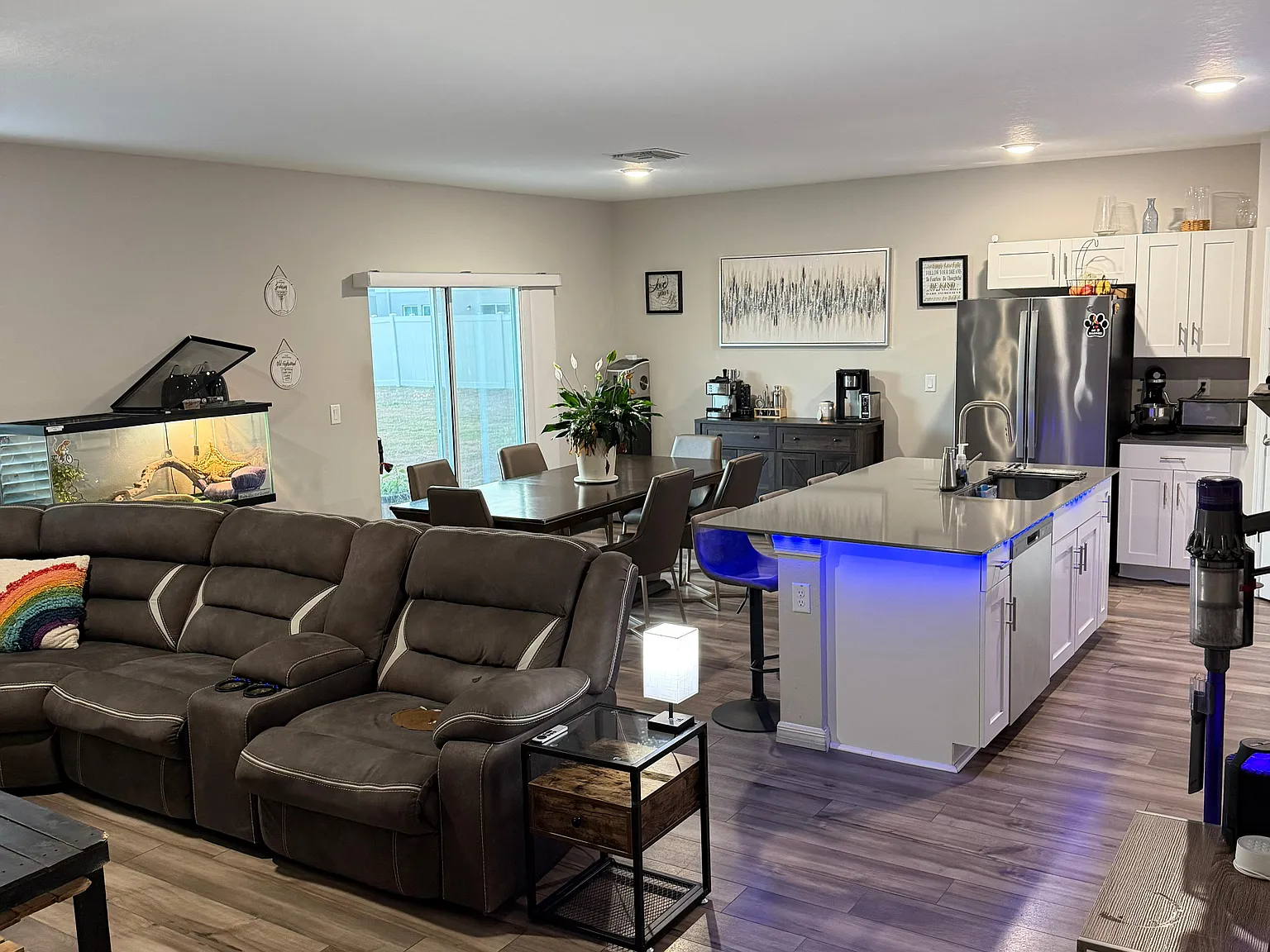4 bed, 2.5 bath, 2038 sqft, $2,495 — Photo 4