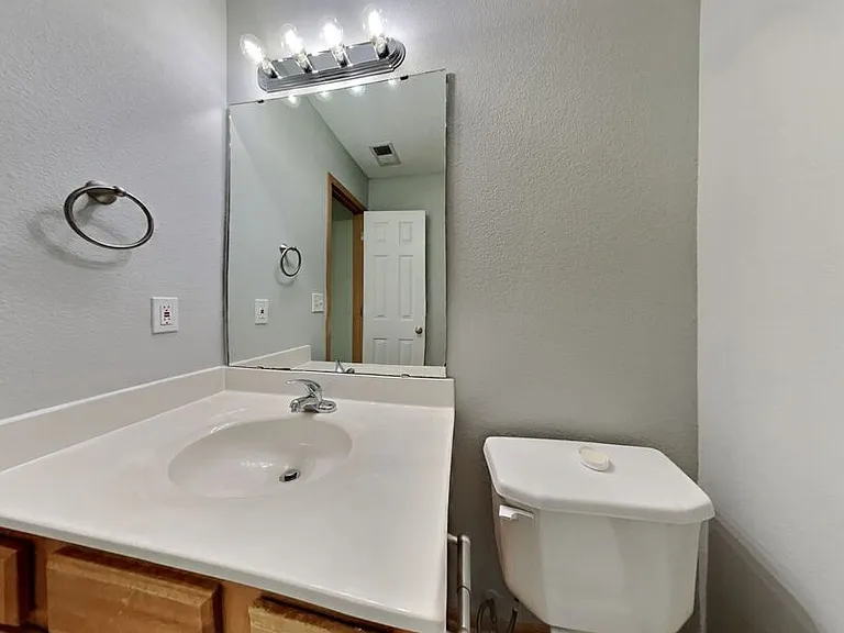400 NW Woodbury Dr — Photo 12