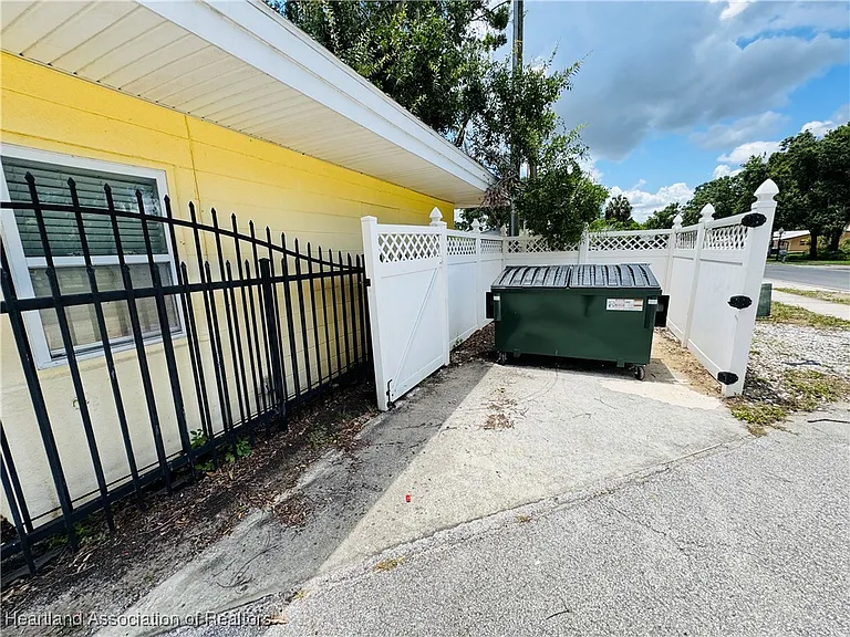 2121 Lakeview Dr — Photo 25