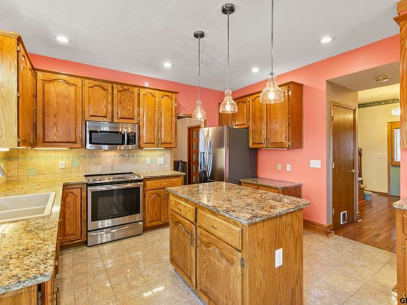 5th image of 2611 Tulip Ln