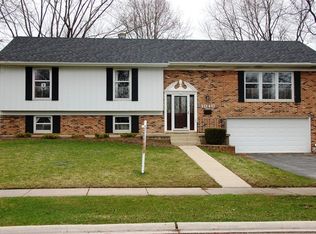 1040 W Hunting Dr, Palatine, IL 60067