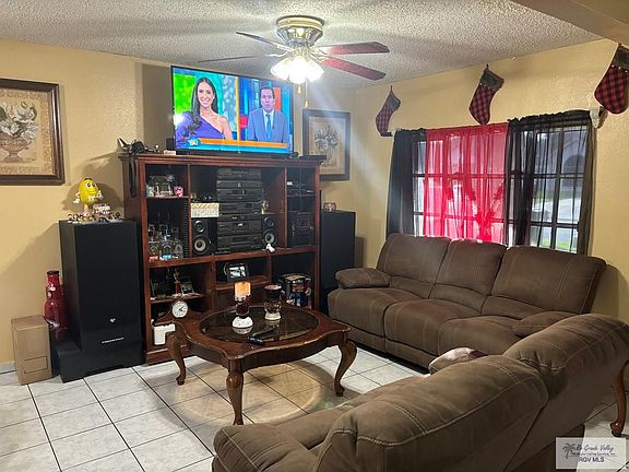 4th image of 554 Rey Salomon St