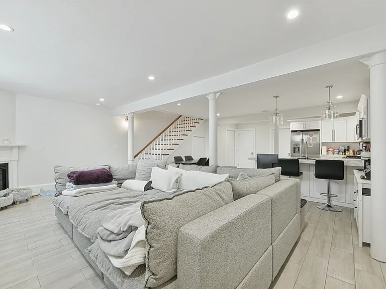 467 E 8th St #1A — Photo 3