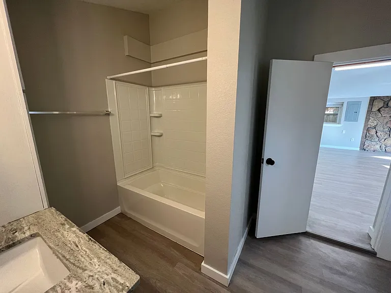 2100 S 11th Ave — Photo 15