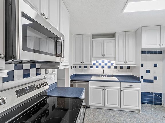 2nd image of 111 N Idlewild Path