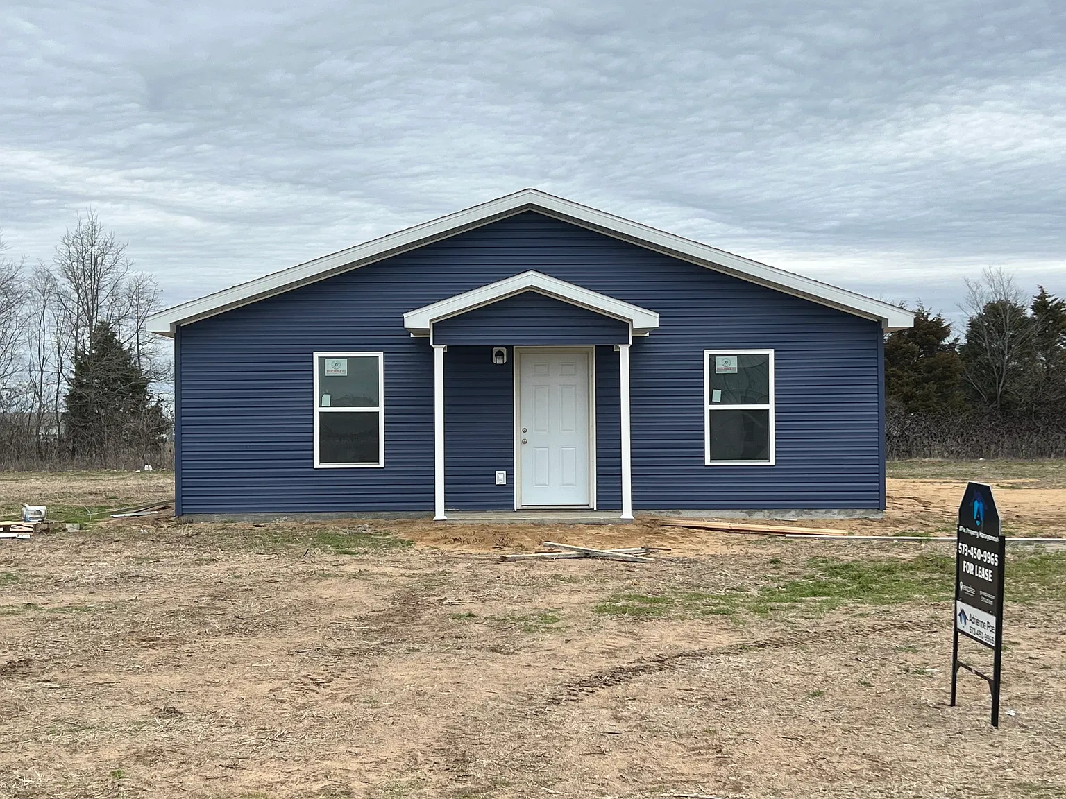 3 bed, 900 sqft, $950 — Photo 1