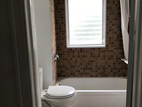 2nd image of 4838 Unruh Ave