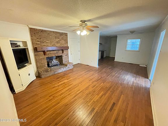 2nd image of 200 Woodrose Avenue