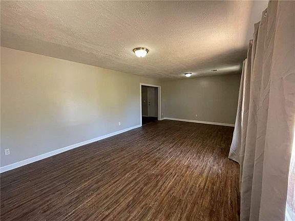3rd image of 104 Oxford Ct