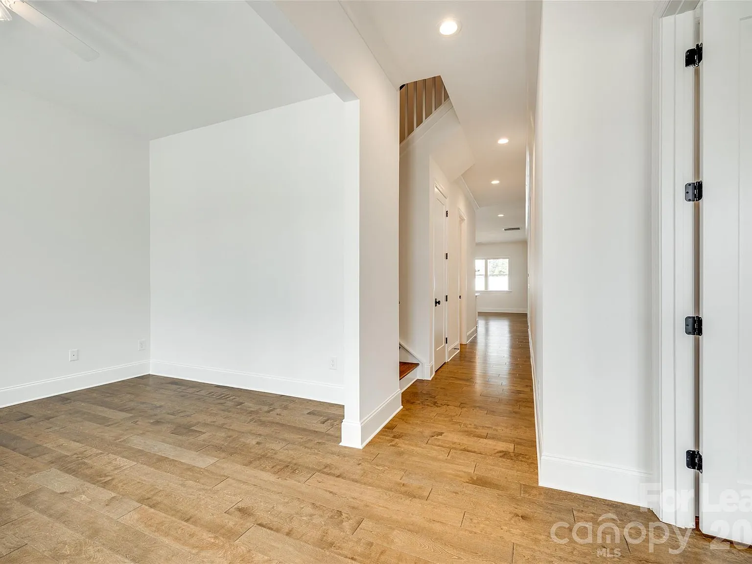 3 bed, 3.5 bath, 2658 sqft, $3,500 — Photo 4