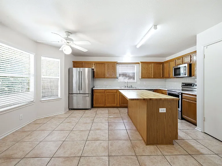 832 Dimrock — Photo 13