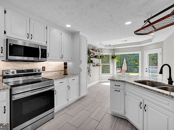 3rd image of 1360 Giles Rd