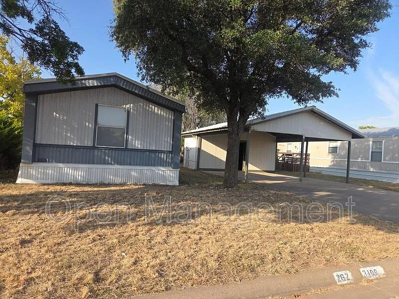 3 bed, 2.0 bath, 1216 sqft, $1,074 — Photo 2