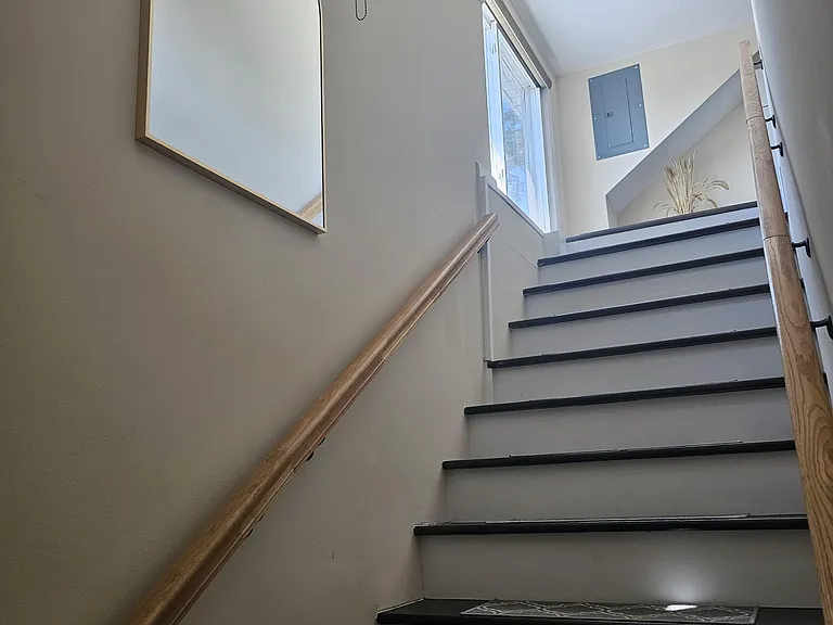 90 N Broadway — Photo 3