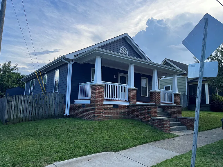 620 E Davie St — Photo 2