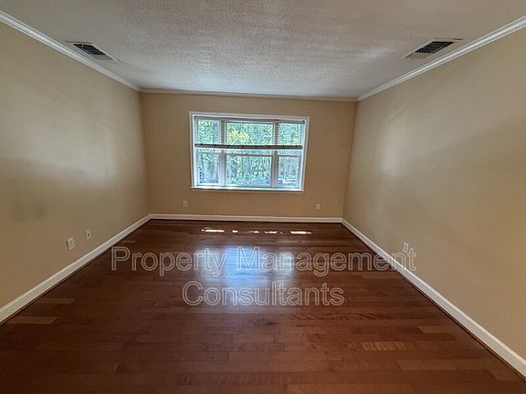 4th image of 2083 Woodlawn Dr SW