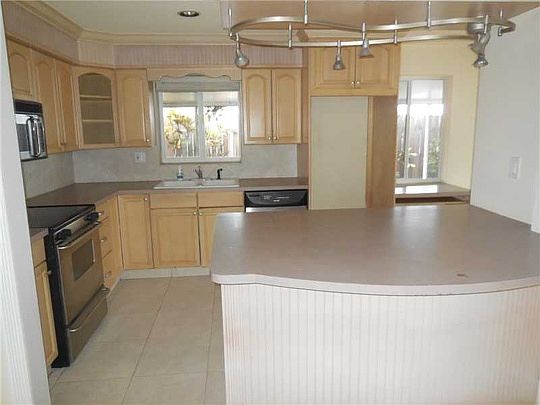 5th image of 825 SE 9th Ave