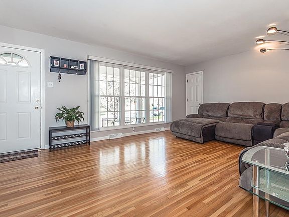 4th image of 250 Alma Dr