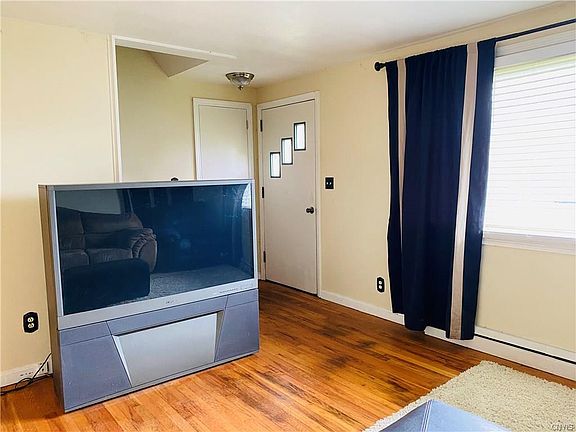 3rd image of 116 Robinhood Ln