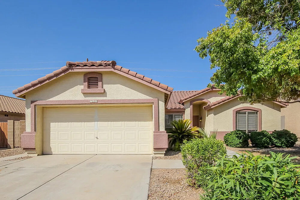 4 bed, 2.0 bath, 1609 sqft, $2,215 — Photo 1