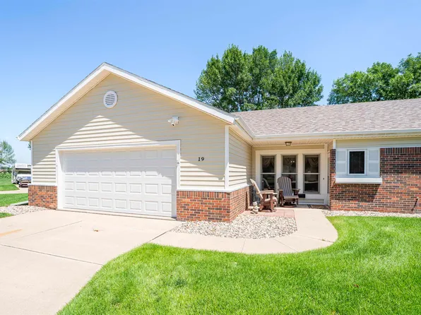 19 Park Village Ct, Le Mars, IA 51031