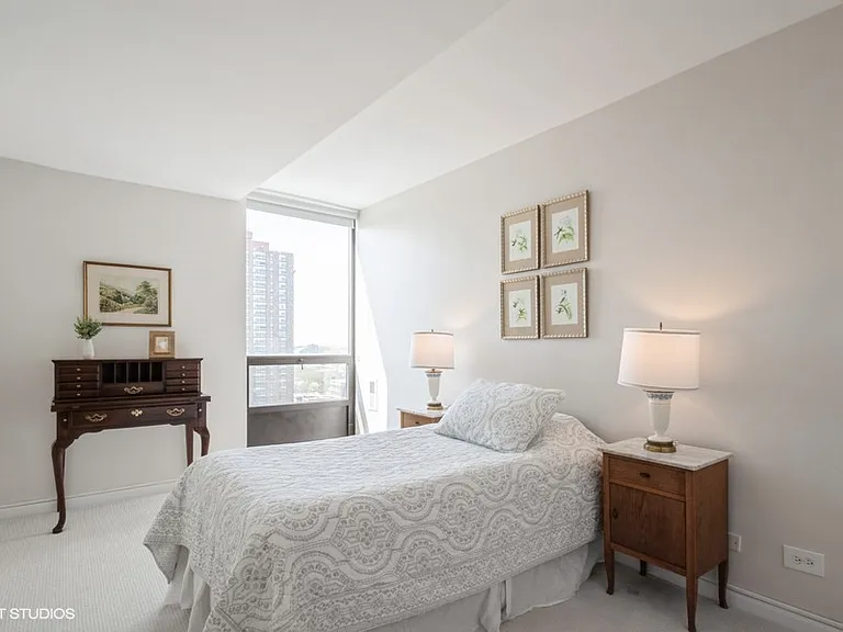 5320 N Sheridan Rd #1503 — Photo 11