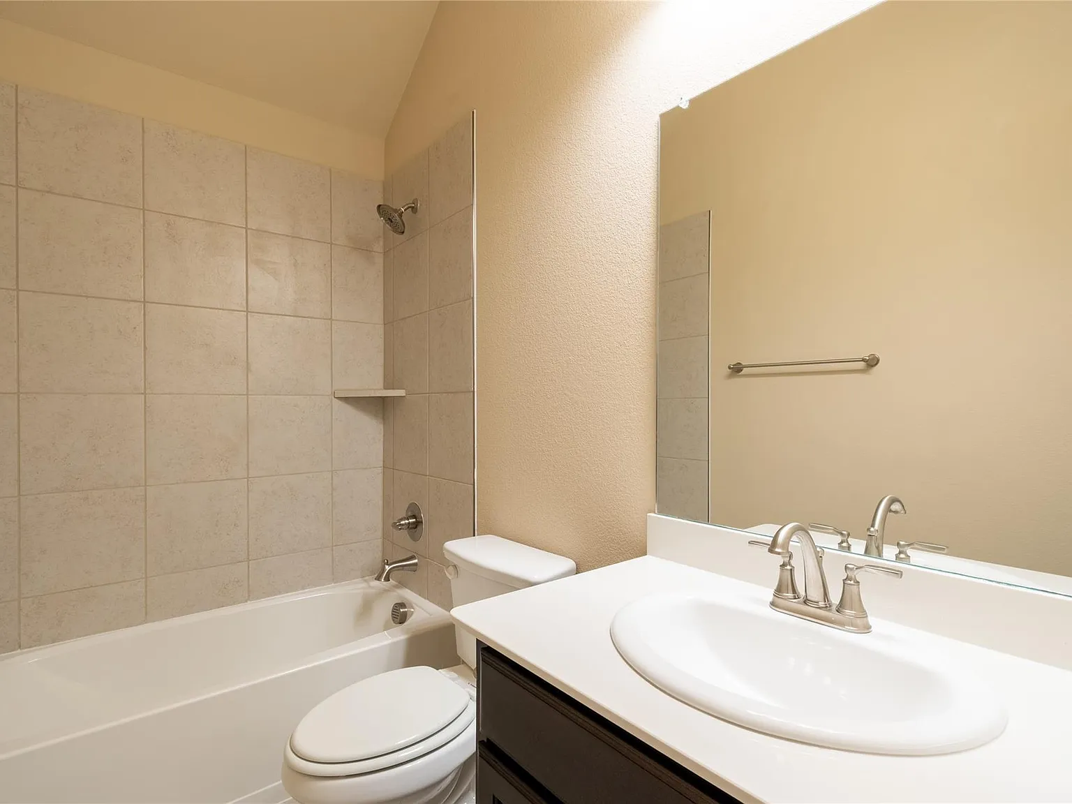 3 bed, 1719 sqft, $1,995 — Photo 2