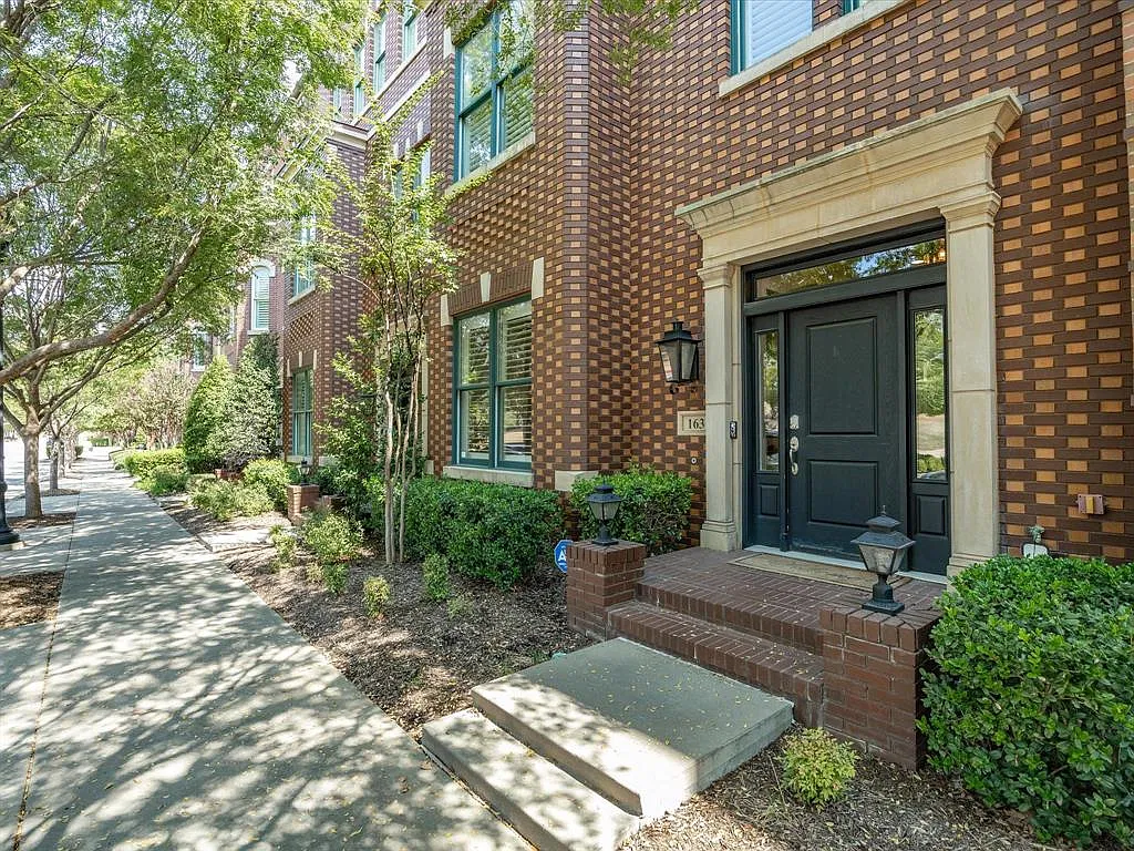 3 bed, 3.5 bath, 2902 sqft, $7,595 — Photo 4