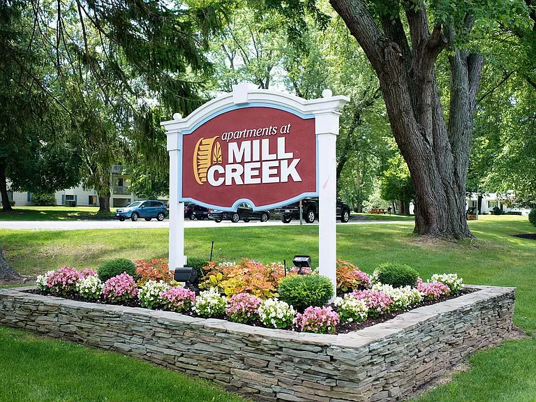 16 Mill Creek Dr — Photo 2