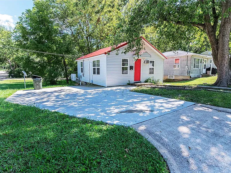 1406 Ozark St — Photo 2