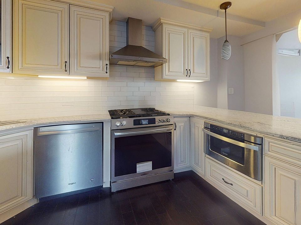 1st image of 215 Bolton St