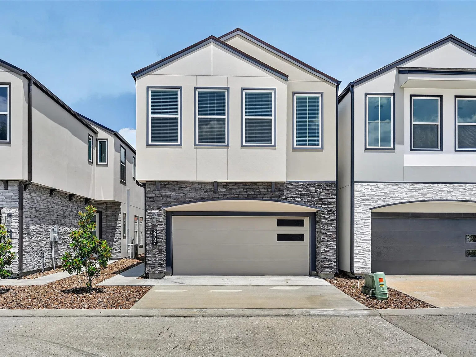 3 bed, 2.5 bath, 2100 sqft, $2,850 — Photo 2