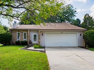 1212 Kim Dr, Bloomington, IL