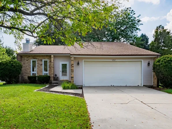 1212 Kim Dr, Bloomington, IL 61704