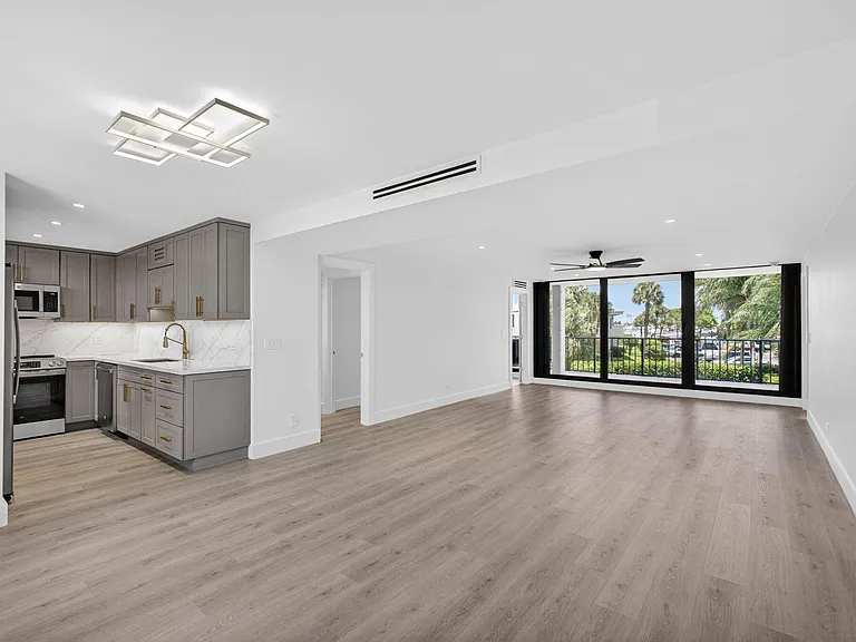 136 Lakeshore Dr — Photo 11