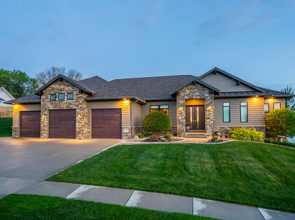 4712 Meadowlark Ln, Sioux City, IA 51106