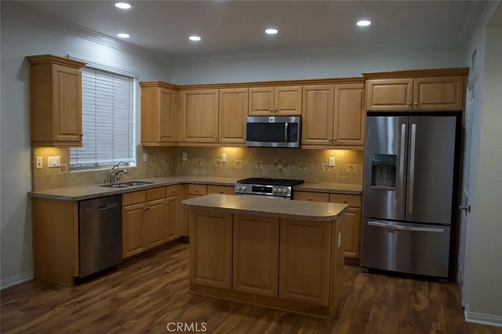 3 bed, 2.5 bath, 1735 sqft, $4,750 — Photo 4