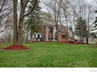 677 River Oaks Dr, Milford, MI 48381