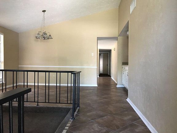 2nd image of 4120 Hawthorn Ln