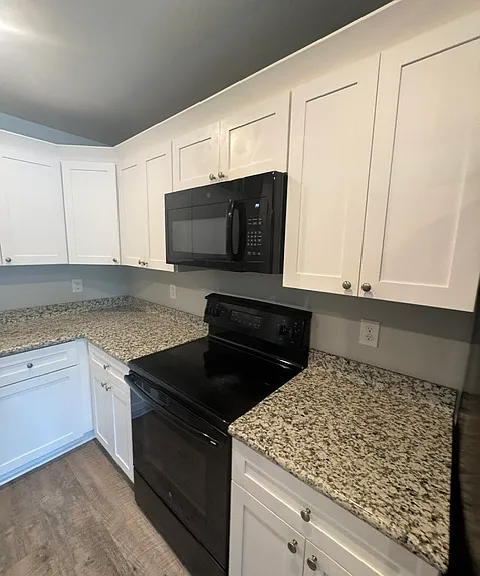 649 Iona St — Photo 4
