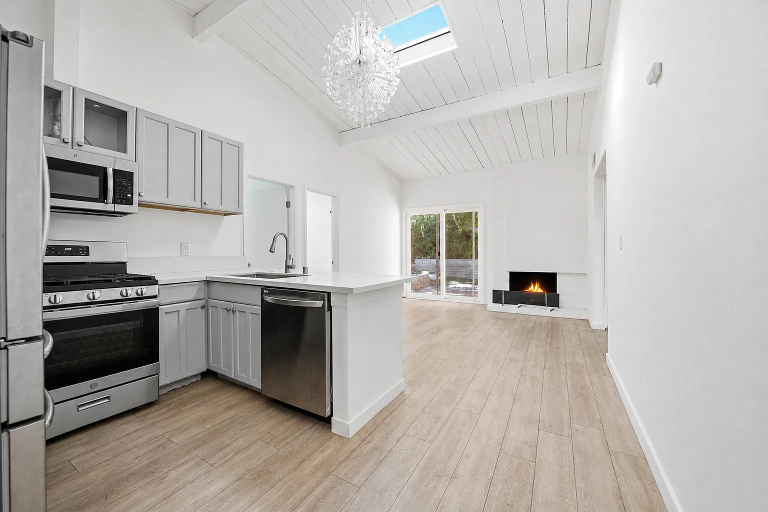 6 bed, 1498 sqft, $4,950 — Photo 1