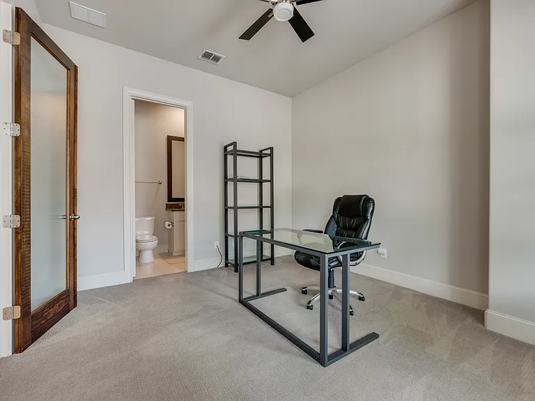 425 S Cesar Chavez Blvd — Photo 4