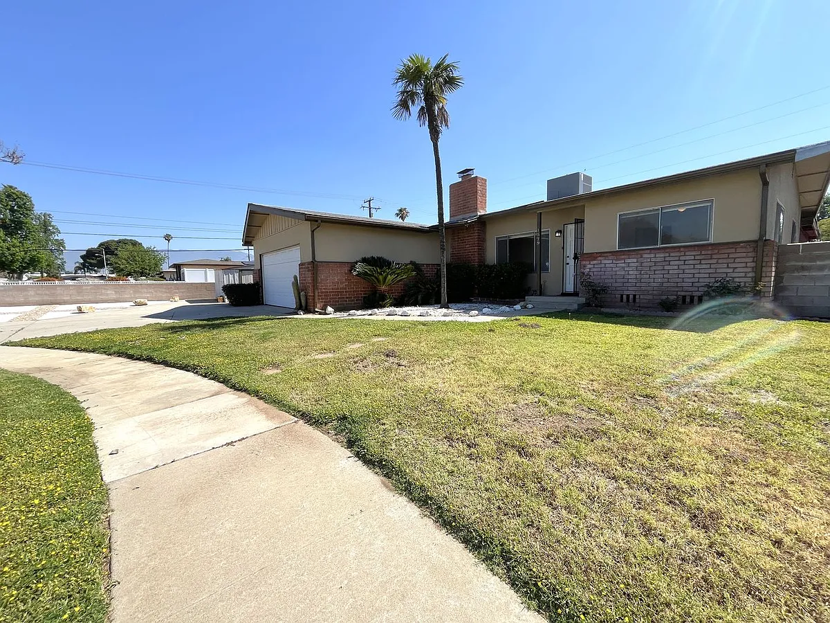 Building Photo - 1579 N Clifford Ave