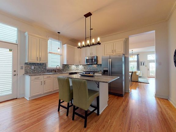 5th image of 1009 Island Park Cir