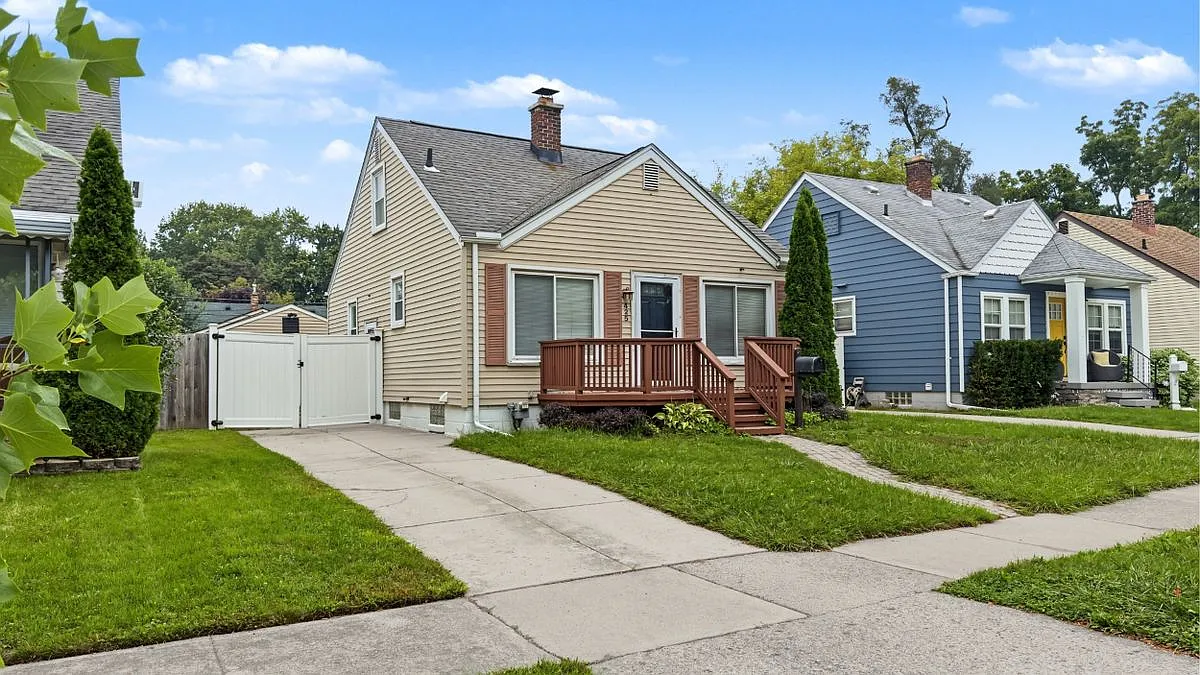 3 bed, 2.0 bath, 1378 sqft, $2,300 — Photo 2