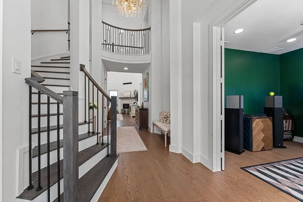 5 bed, 4.5 bath, 3917 sqft, $6,500 — Photo 3