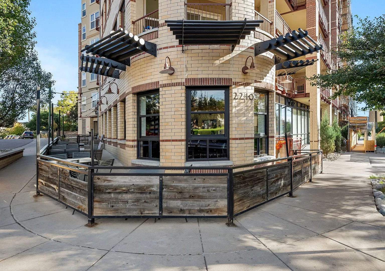 Jefferson Park 2-Bedroom with Oversized Covered Patio & Skyline Views — Photo 2