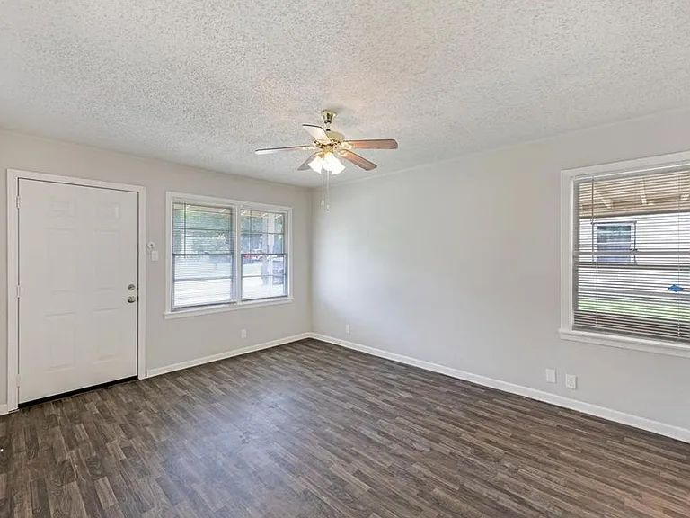 4713 Laverda Dr — Photo 5