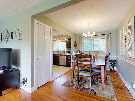5th image of 394 Eastview Dr
