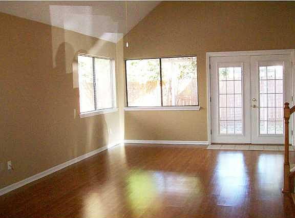 2nd image of 105 Woodoak Cir